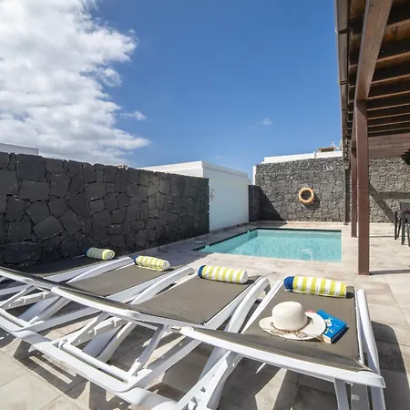 Villa Beautiful Lanzarote 3 Bedrooms Strelitzia South Facing & Secluded Private Pool