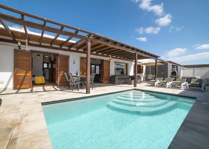 Beautiful Lanzarote 3 Bedrooms Strelitzia South Facing & Secluded Private Pool וילה פלאיה בלנקה